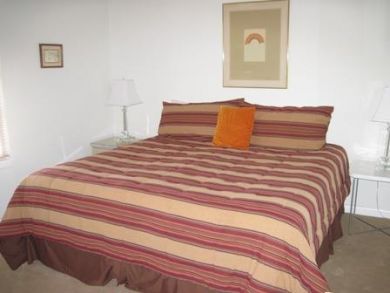 Guest bedroom with queen bed